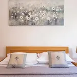 Cozy Apartment In Makarska With Kitchen