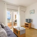 Cozy Apartment In Makarska With Kitchen