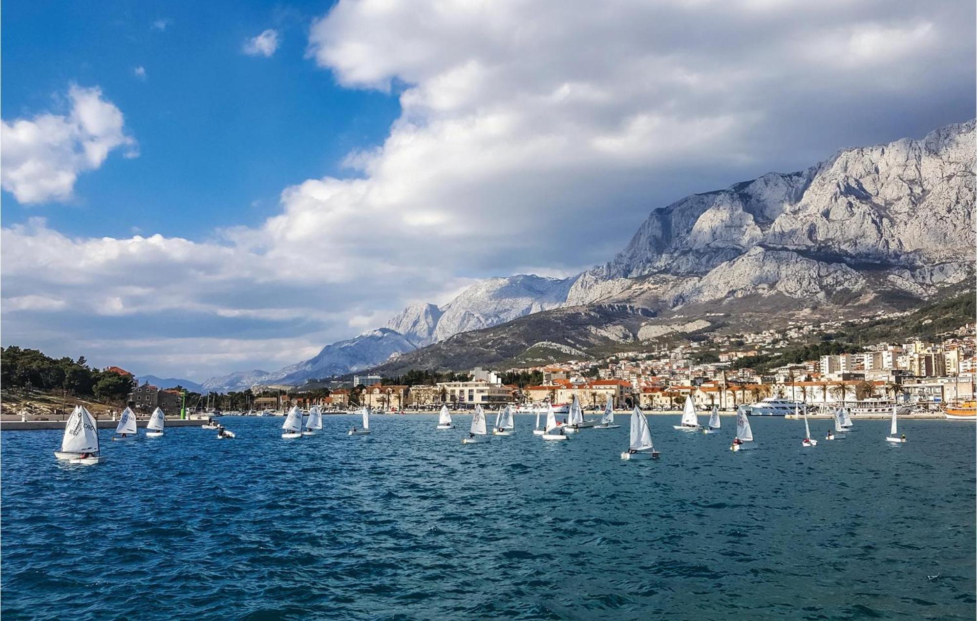 Cozy In With Kitchen Apartment Makarska